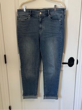 White House Black Market - Girlfriend Jeans Light Wash Denim Jeans Size 8